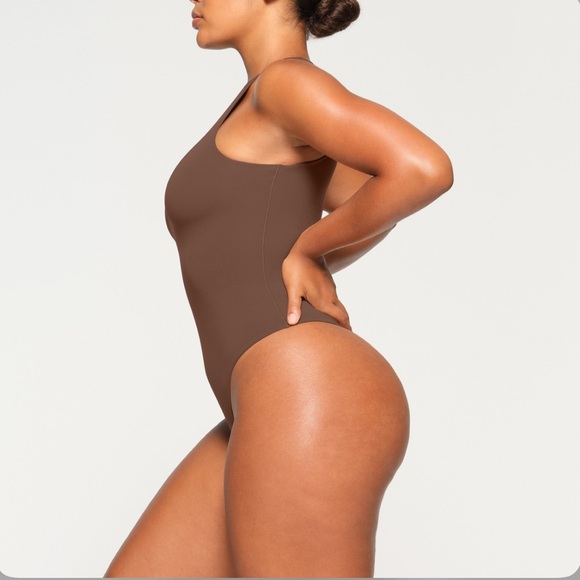 SKIMS Fits Everybody High Neck Bodysuit In Jasper - Picture 2 of 4